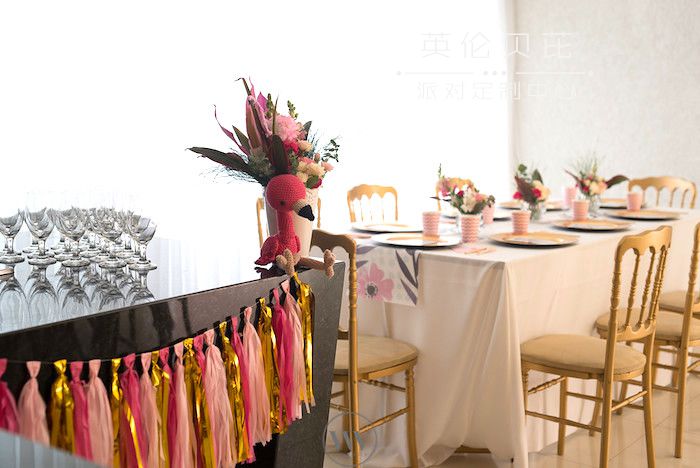 火烈鸟和菠萝热带生日派对